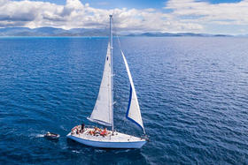 Prima was built for charters in the whitsundays and is comfortable, lovingly presented . Whitsunday Islands Sail The Whitsundays Backpacker Spirit